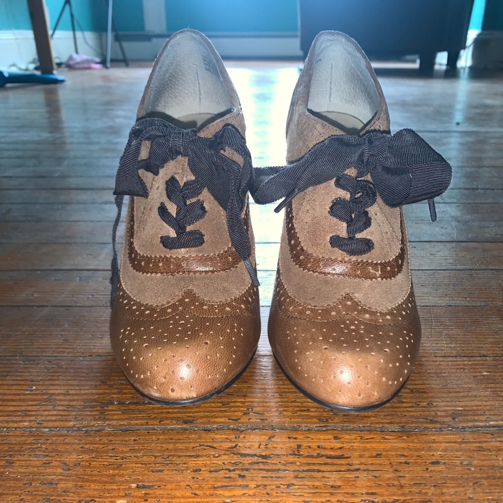 Levity Sacchi Oxford Pumps